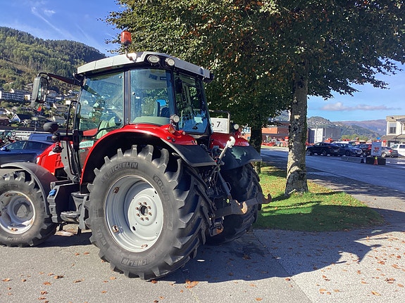 Massey Ferguson MF 5713 S 5 of 18