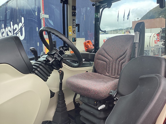 Massey Ferguson MF 4710M 6 of 12