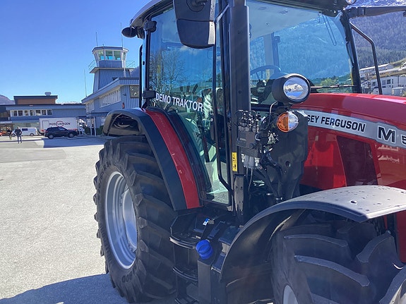 Massey Ferguson MF 5711M 9 of 9