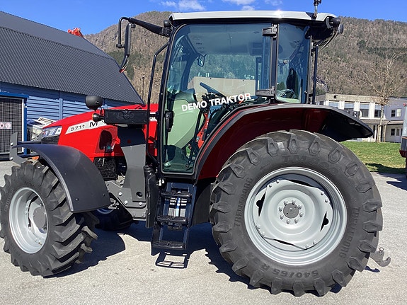 Massey Ferguson MF 5711M 7 of 9
