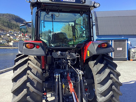Massey Ferguson MF 5711M 2 of 9