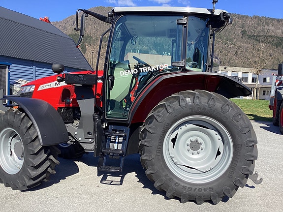 Massey Ferguson MF 5711M 8 of 9