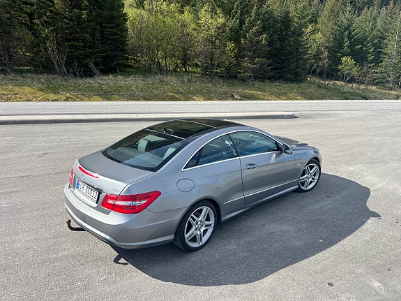 Mercedes-Benz E220 2 of 17