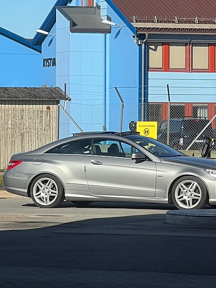 Mercedes-Benz E220 7 of 17