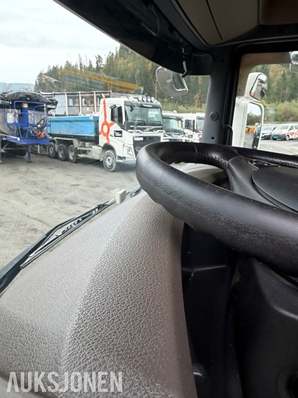 Scania R580 trekkvogn med V8, hydraulikk og JOST svingskive 29 of 30