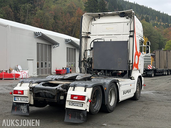 Scania R580 trekkvogn med V8, hydraulikk og JOST svingskive 4 of 30