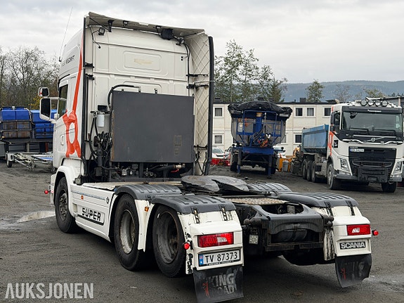Scania R580 trekkvogn med V8, hydraulikk og JOST svingskive 3 of 30