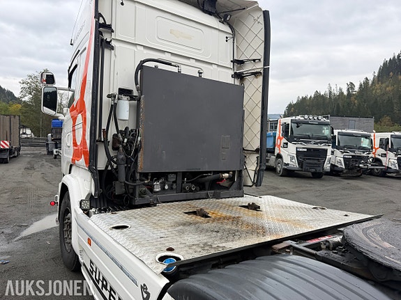 Scania R580 trekkvogn med V8, hydraulikk og JOST svingskive 13 of 30
