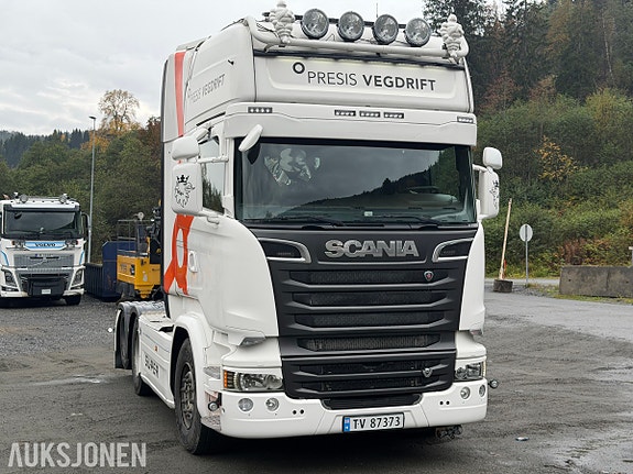 Scania R580 trekkvogn med V8, hydraulikk og JOST svingskive 2 of 30