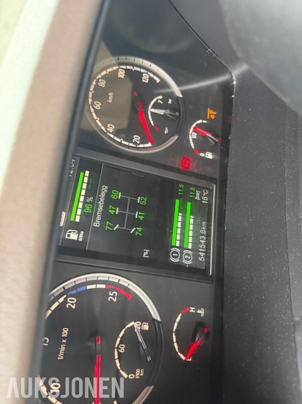 Scania R580 trekkvogn med V8, hydraulikk og JOST svingskive 24 of 30
