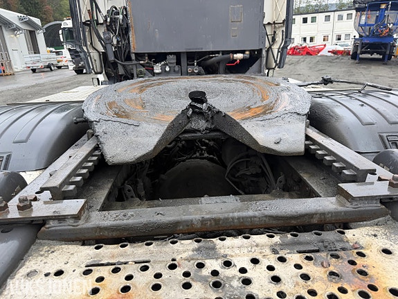 Scania R580 trekkvogn med V8, hydraulikk og JOST svingskive 15 of 30