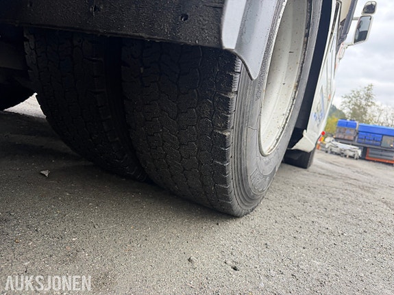 Scania R580 trekkvogn med V8, hydraulikk og JOST svingskive 8 of 30