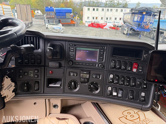 Scania R580 trekkvogn med V8, hydraulikk og JOST svingskive 18 of 30