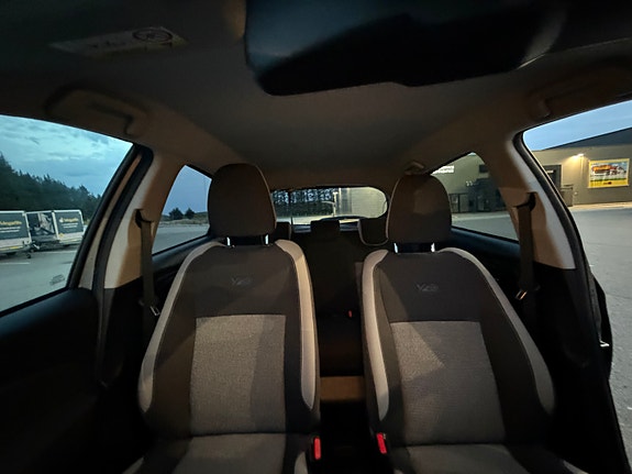 Toyota Yaris 12 of 19