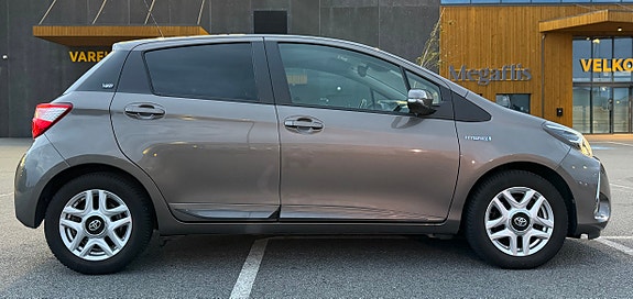 Toyota Yaris 4 of 19