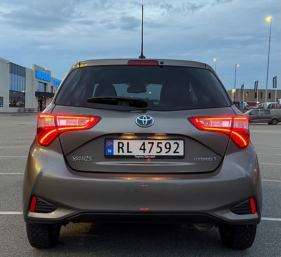 Toyota Yaris 3 of 19