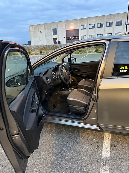Toyota Yaris 8 of 19