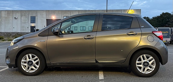 Toyota Yaris 2 of 19