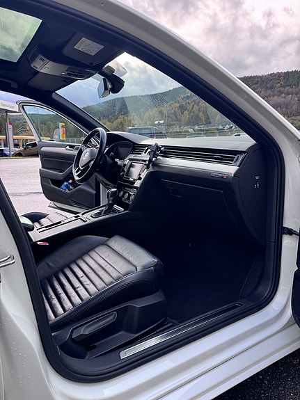 Volkswagen Passat 12 of 30
