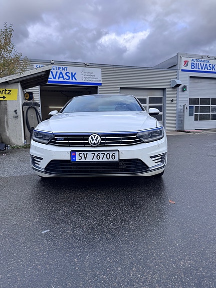 Volkswagen Passat 2 of 30