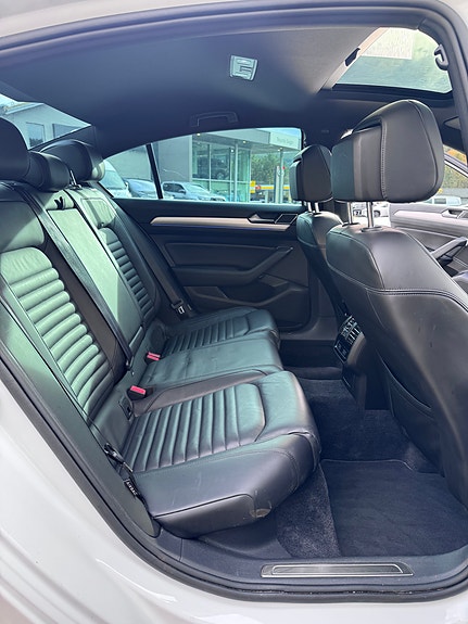 Volkswagen Passat 19 of 30