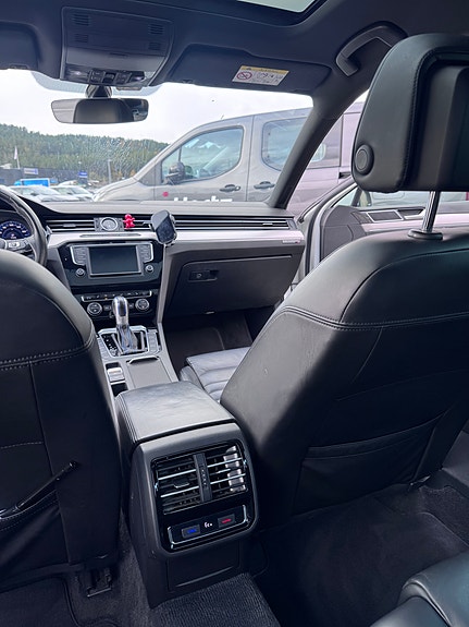 Volkswagen Passat 30 of 30