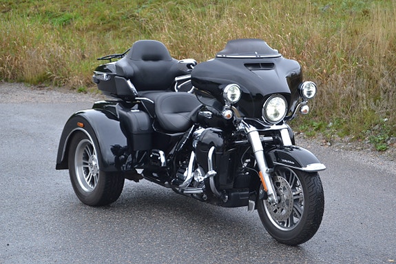 Harley-Davidson FLHTCUTG Tri Glide Ultra 2 of 20