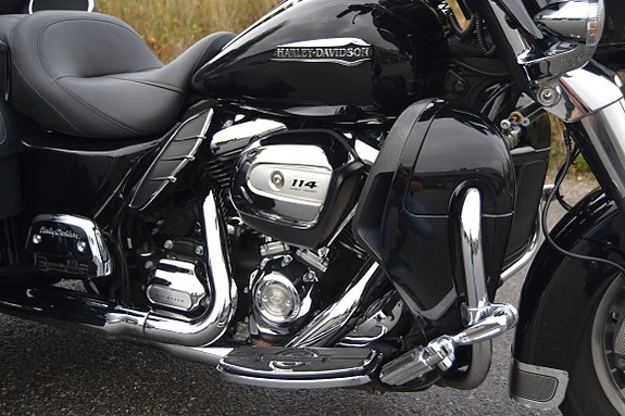 Harley-Davidson FLHTCUTG Tri Glide Ultra 15 of 20