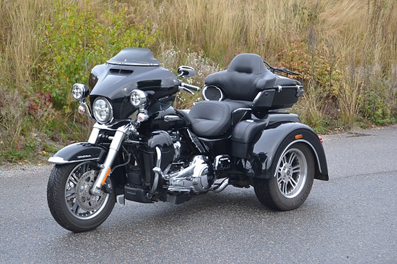 Harley-Davidson FLHTCUTG Tri Glide Ultra 9 of 20