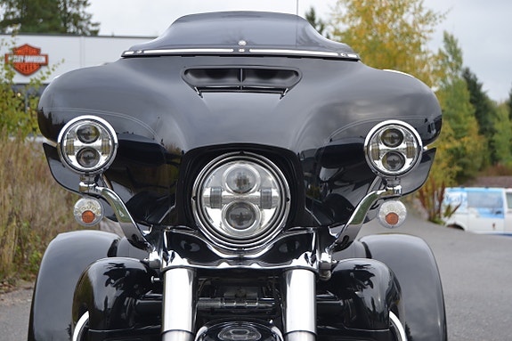 Harley-Davidson FLHTCUTG Tri Glide Ultra 11 of 20