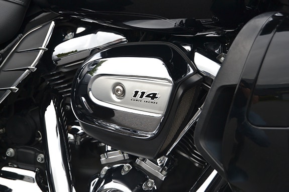 Harley-Davidson FLHTCUTG Tri Glide Ultra 16 of 20
