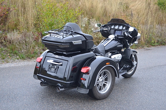 Harley-Davidson FLHTCUTG Tri Glide Ultra 4 of 20