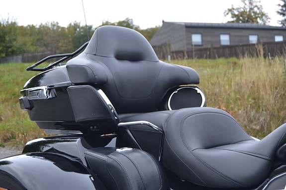Harley-Davidson FLHTCUTG Tri Glide Ultra 18 of 20