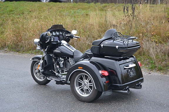Harley-Davidson FLHTCUTG Tri Glide Ultra 7 of 20