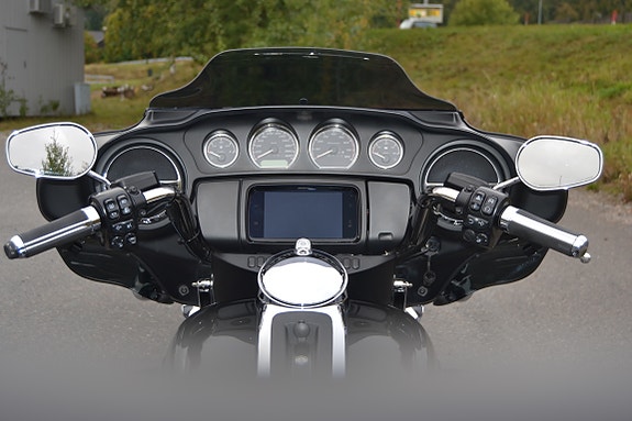 Harley-Davidson FLHTCUTG Tri Glide Ultra 12 of 20