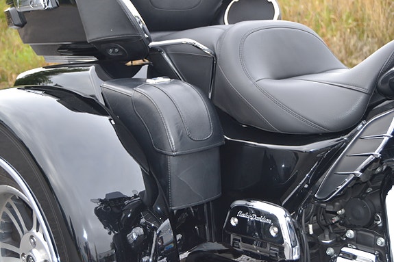 Harley-Davidson FLHTCUTG Tri Glide Ultra 17 of 20