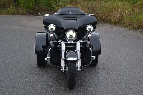Harley-Davidson FLHTCUTG Tri Glide Ultra 10 of 20