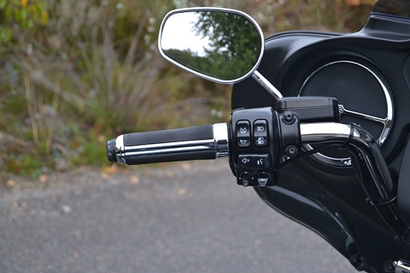 Harley-Davidson FLHTCUTG Tri Glide Ultra 19 of 20