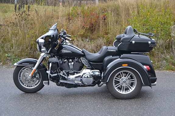 Harley-Davidson FLHTCUTG Tri Glide Ultra 8 of 20