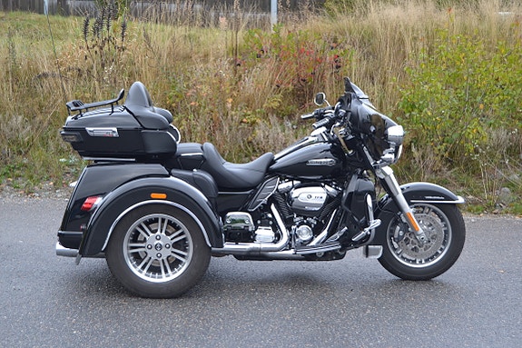 Harley-Davidson FLHTCUTG Tri Glide Ultra 3 of 20