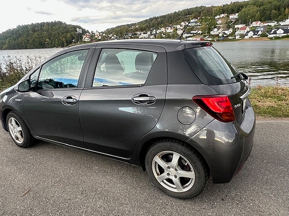 Toyota Yaris 5 of 18
