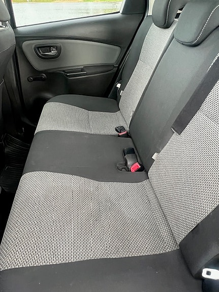 Toyota Yaris 10 of 18