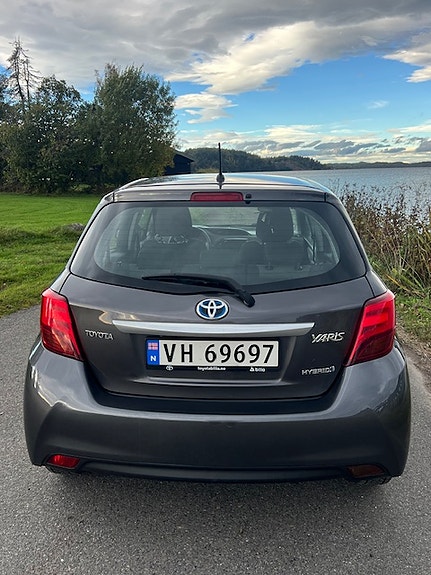 Toyota Yaris 4 of 18