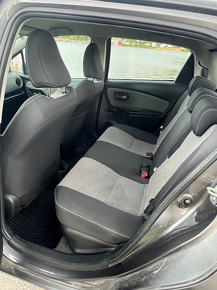 Toyota Yaris 9 of 18