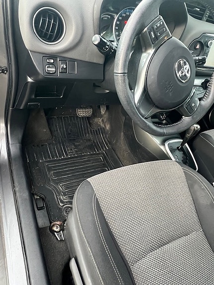 Toyota Yaris 11 of 18