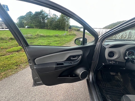 Toyota Yaris 7 of 18