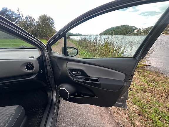 Toyota Yaris 8 of 18