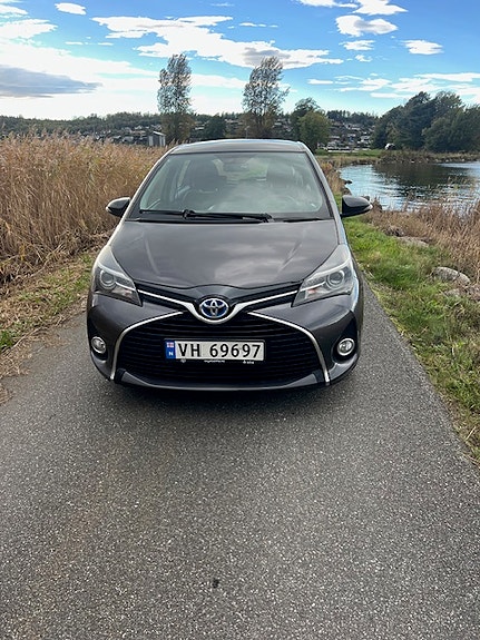 Toyota Yaris 2 of 18