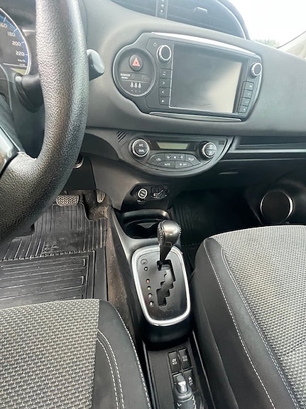 Toyota Yaris 13 of 18