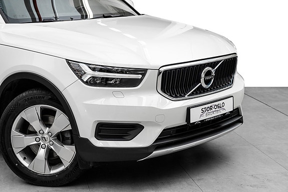Volvo XC40 2 of 28